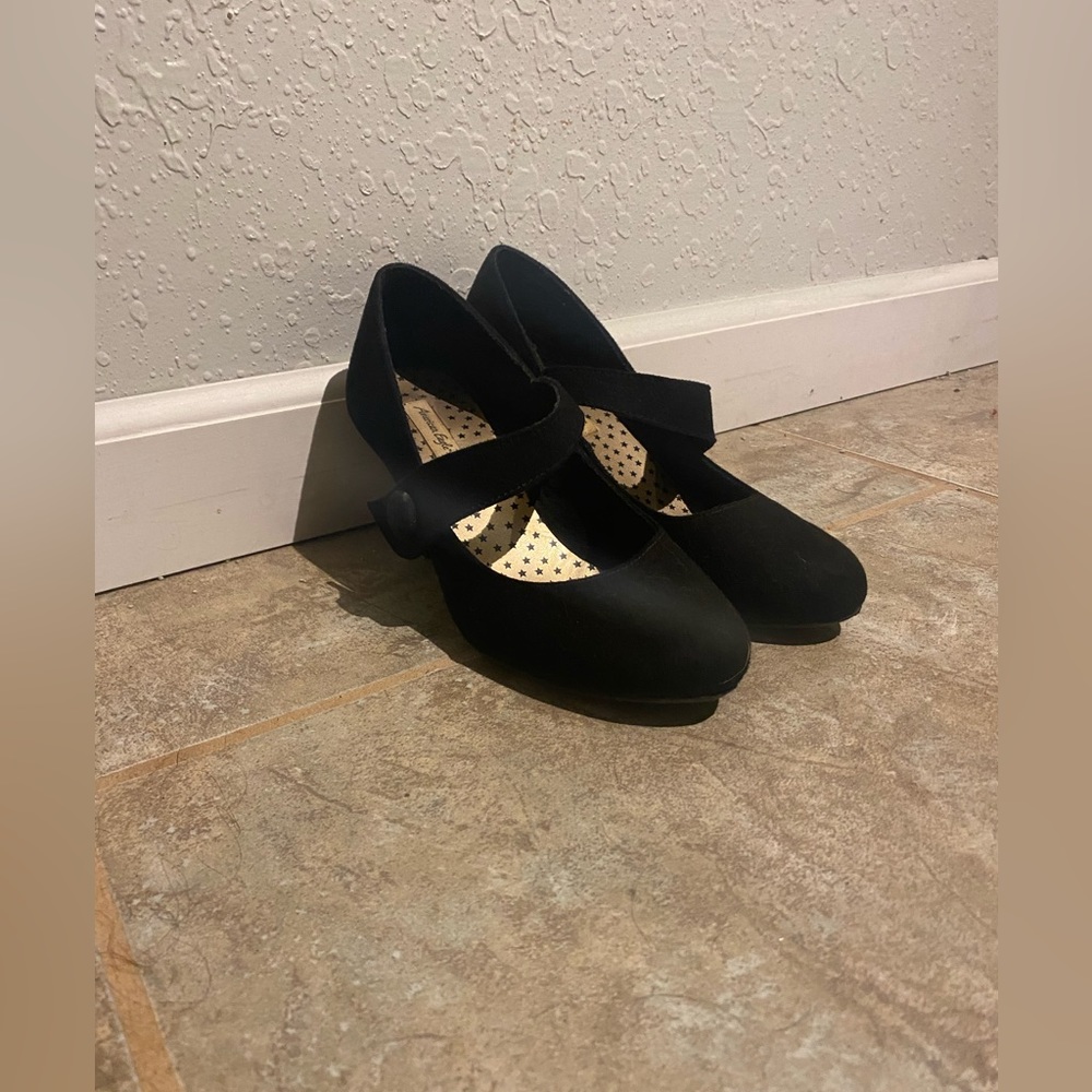 Women’s Black 7.5 American Eagle Heels
